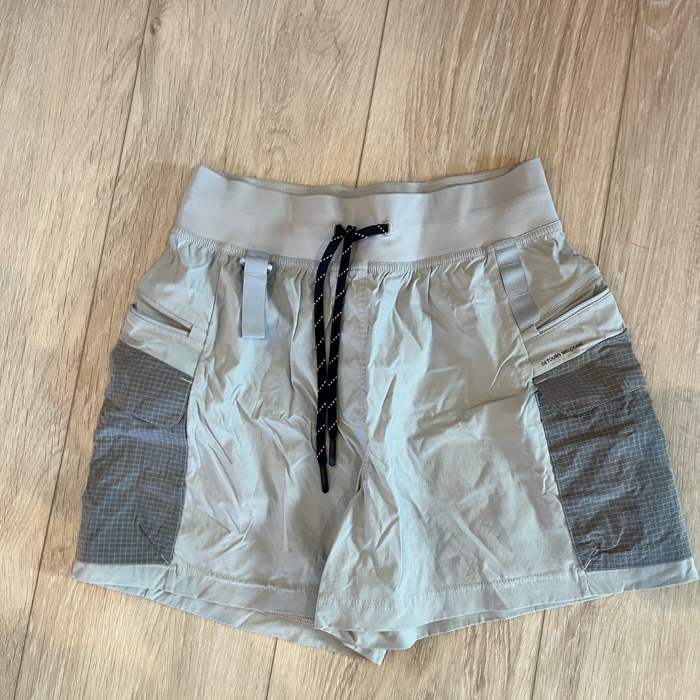 Lululemon Multi Pocket Cargo High Rise Hiking Short 5”